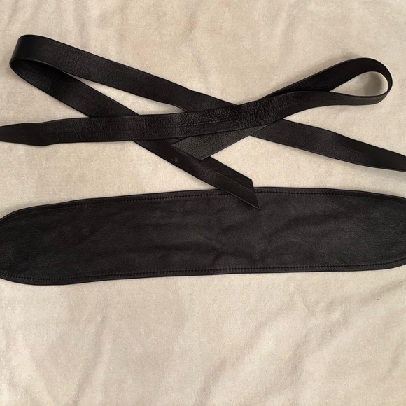 Elegantly Waisted black soft leather obi belt - Picture 3 of 5